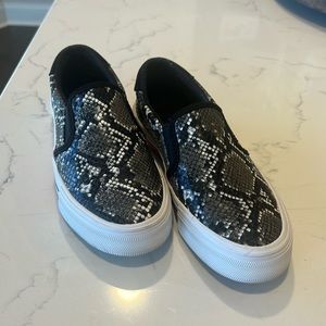 Tommy Hilfiger, animal print slide size 6